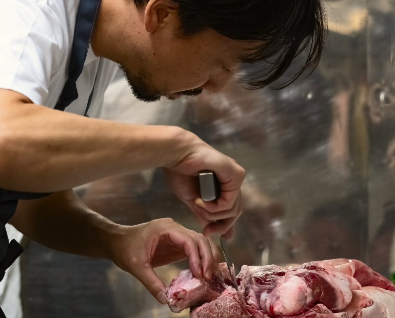 肉を仕込むシェフ