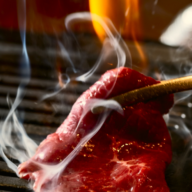 鉄板で肉を焼く風景