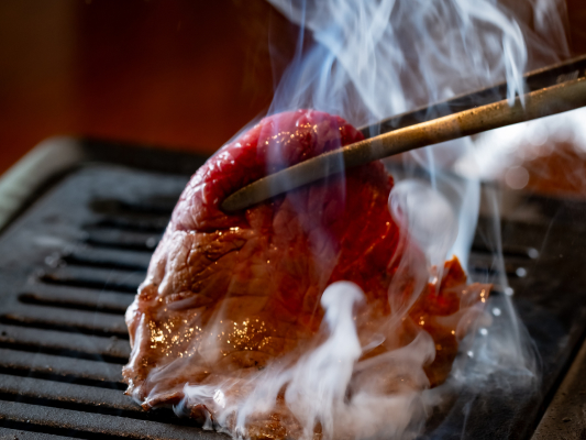 肉の焼ける風景